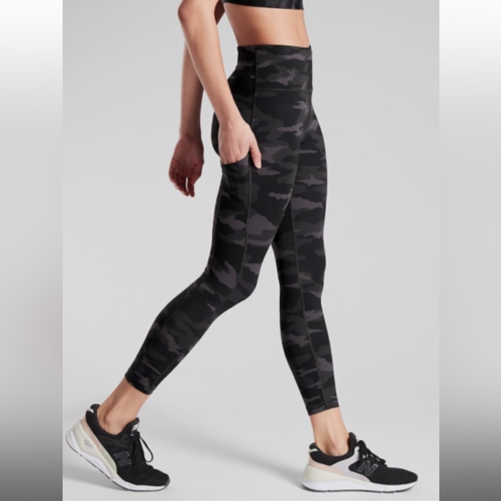 Athleta Ultimate Stash Pocket Camo 7/8 Tight